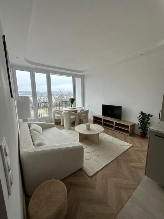 Modern and quiet apartment overlooking the Seine