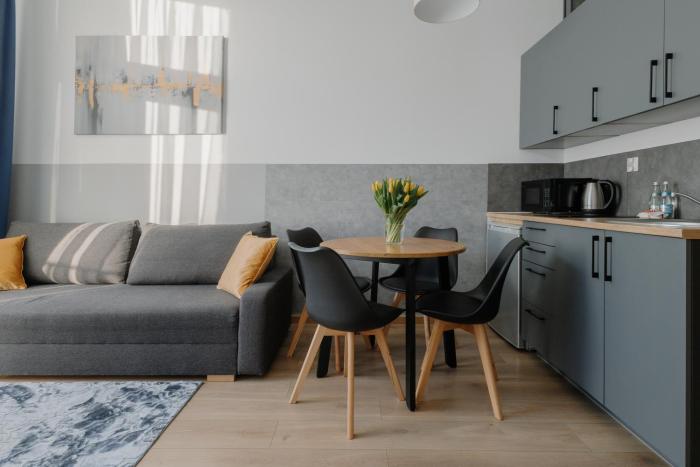 Sleep and Fly with parking, lotnisko, self check in 24-7 - Wrocław - Fair Rentals