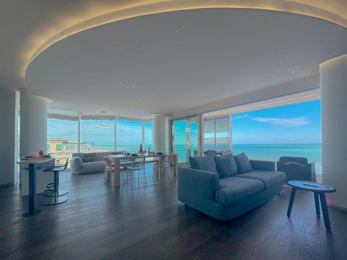 Luxury Seafront Apartment, Parking and Beach by Host Hero