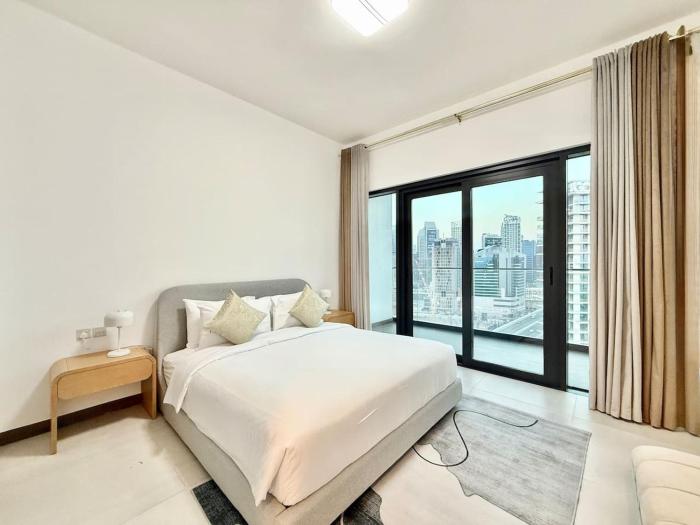 High-Floor 1BR with Burj Khalifa View SOL BAY