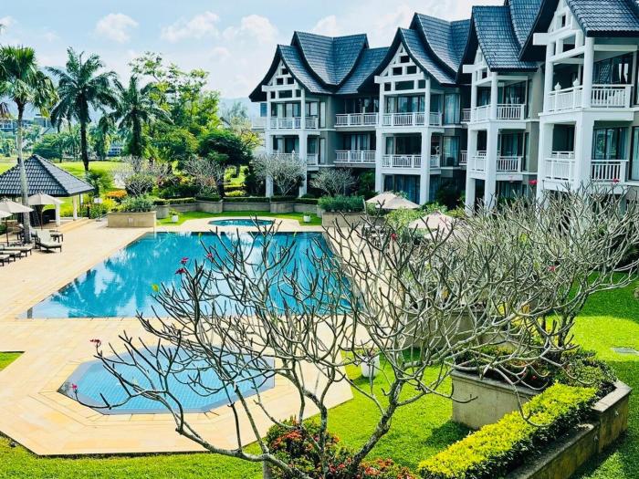 Allamanda 2 golf course apartment in Laguna
