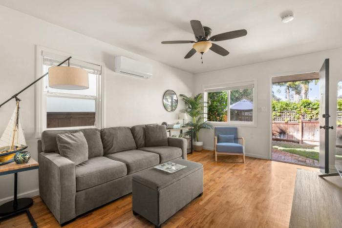 PB Bungalow-Private fenced yard-Parking-Remodeled