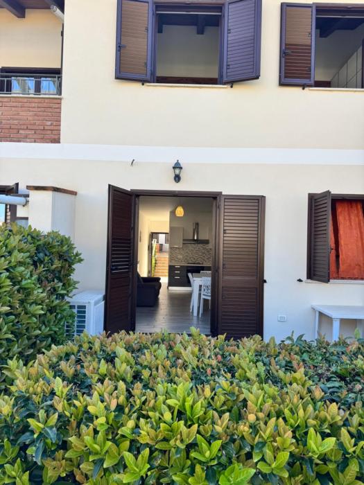 SEVENTEEN BLACK APARTMENT -With garden and private parking just 5 minutes walk from the historic center