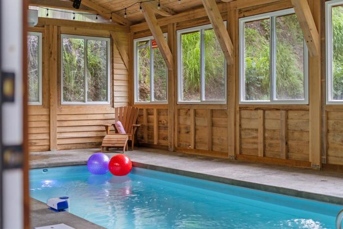 Campfire Lodge, Peaceful Private, Indoor Heated Pool, Fire Pit, Hot Tub, Theatre, Game Room