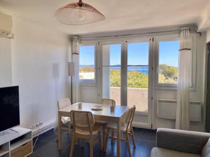 Sea view, 10 min to beach & port