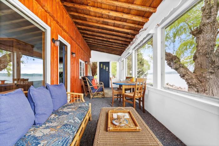 Willow Tree Cottage: Waterfront on Suttons Bay