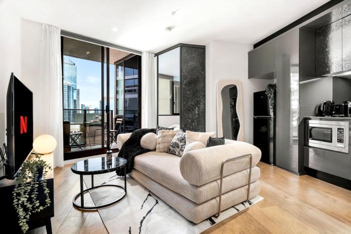 Luxury Designer 2BR Urban Apt w Pool & Gym & Parking