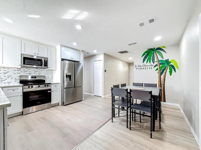 Largo 7BR 4BA Sunny Shores Getaway with SPA