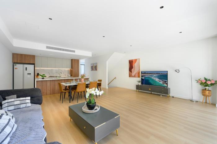 4BR Spacious Townhouse in Box Hill