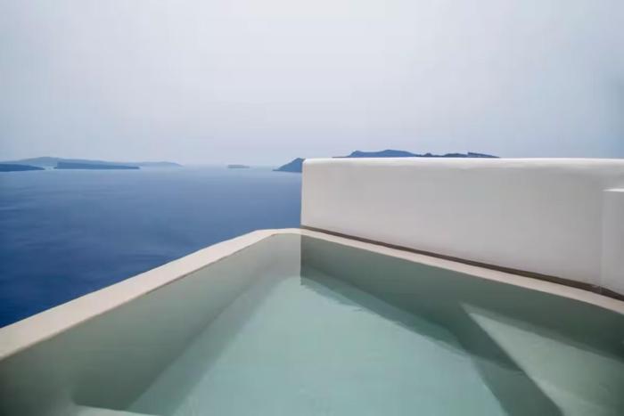 Cycladic Serenity Villa with Private Hot Tub in Oia