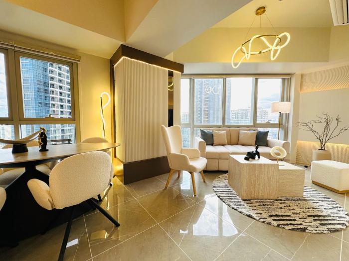 Cozy Sunlit Lounge w Balcony City View Uptown BGC