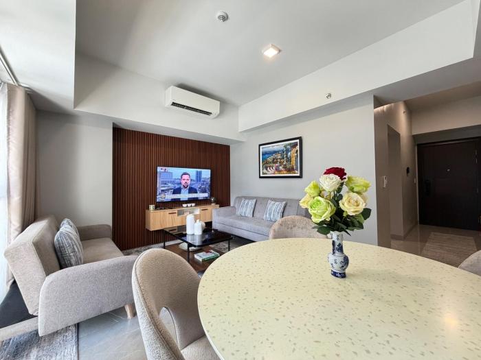 Urban Haven:Cozy 2BR Uptown BGC w Washer + Balcony
