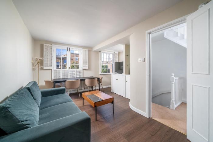 AVAL Minimalist 2 BR Mews house near Holland Park