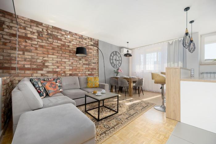 Spacious Apartments in Warsaw Center with Air Conditioning and Desks by Noclegi Renters