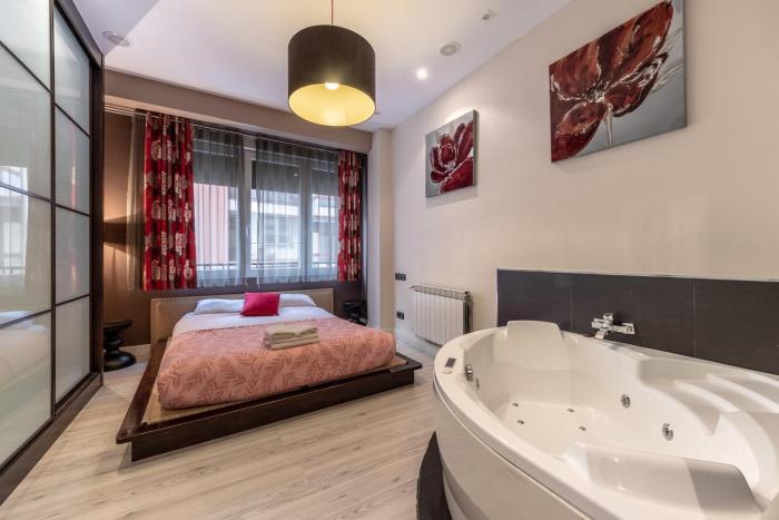 Bilbao Volantin II with jacuzzi by Aston Rentals