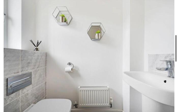 Modern 4BR Home - Free Parking - Sleeps 6 - Garden