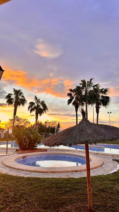 Primera línea, playa, piscina y amanecer
