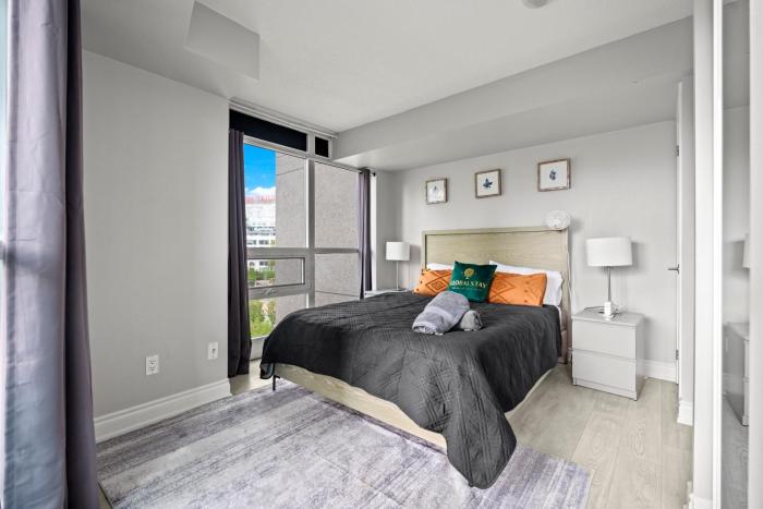 Bright 2 Bedroom Condo with Balcony and Park View in Downtown Toronto