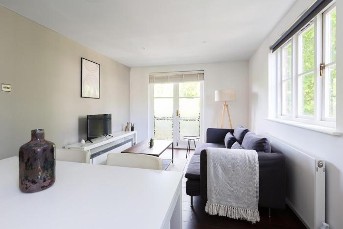 Chelsea 2-bed Apartment with Parking and Balcony