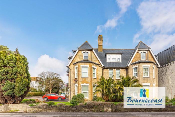 WESTCLIFF by BOURNECOAST - Town Centre Apartment - Walking Distance to the Sandy Beaches and Pier - FM1703