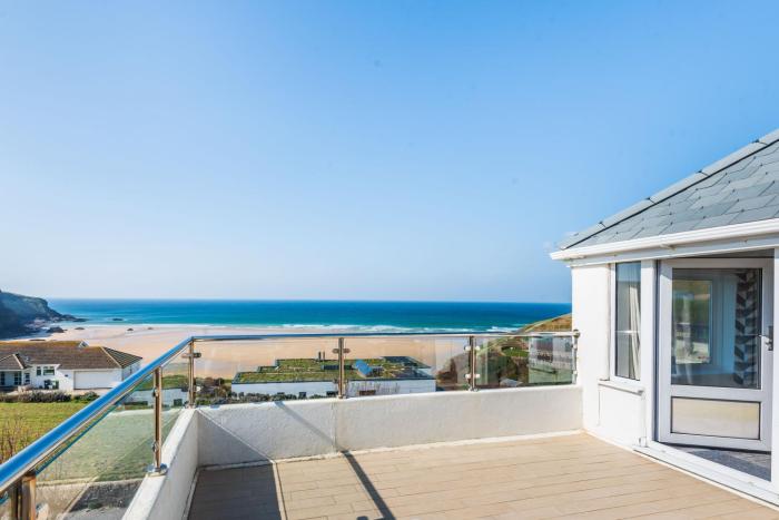 Dolphins Leap sea views overlooking Mawgan Porth