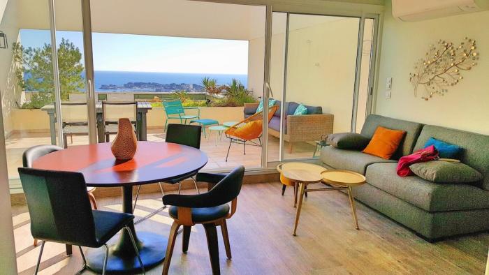 Le 22-2 bedroom apartment, 180 sea view terrace