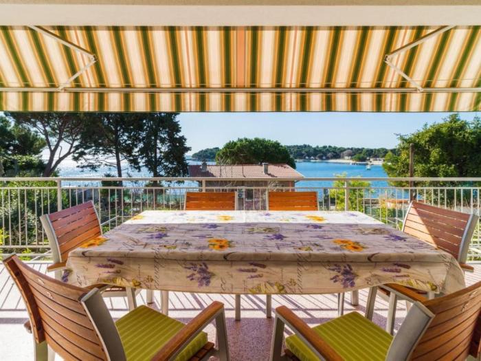 Apartment Geräumige Wohnung Lory mit Meerblick by Interhome