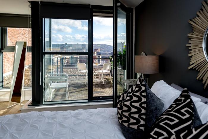 Deluxe City Centre Studio Apartment with Balcony & City Views - FREE WIFI NETFLIX, GYM ACCESS - WESTONE