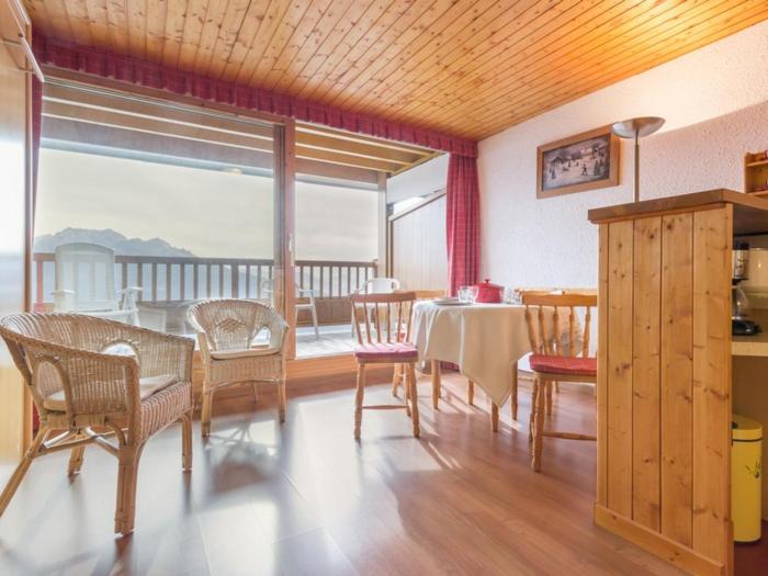 Studio lumineux au centre station avec balcon sud - FR-1-275-167