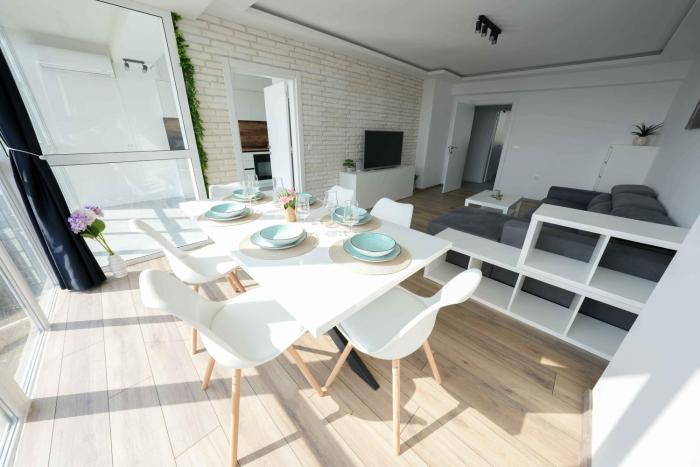 Sunny 2-bedroom apartment with sea view