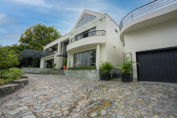 Medellin Mansion 680 m2 with pool and steam room