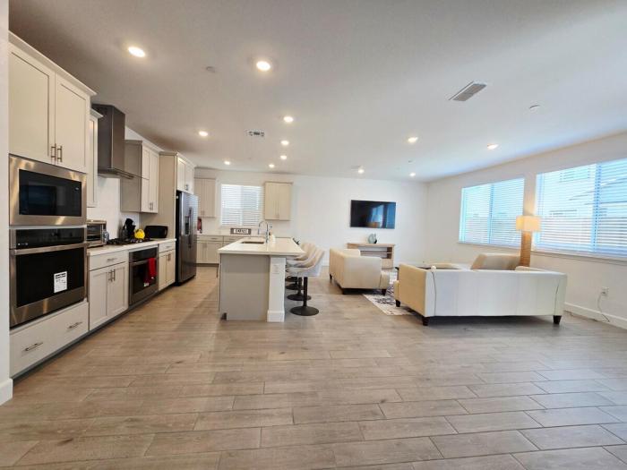 Beautiful Roseville Home - Quiet Neighborhood - Near Galleria Mall