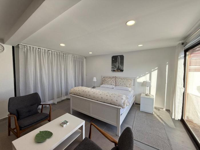 Studio with private garden 2 min walk to The Strip