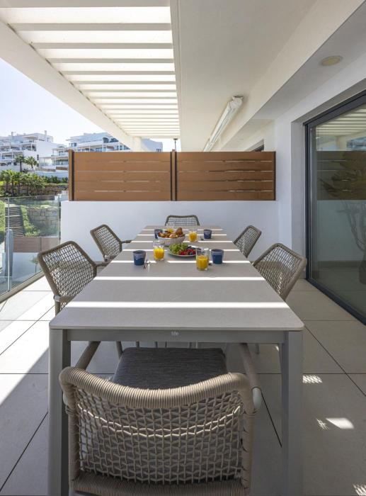 Bright and modern apartment with sea views