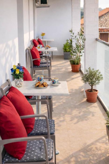 Lakis Veranda - Bright and Spacious Apartment in the Centre of Acharavi, Walking Distance to the Beach