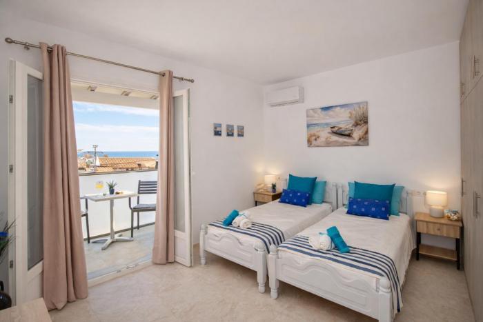 "The Veranda at Acharavi", Lakis Home - Bright and Spacious Apartment in the Centre of Acharavi, Walking Distance to the Beach