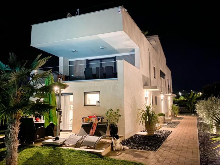 Seaside apartments with a swimming pool Novigrad - 25255