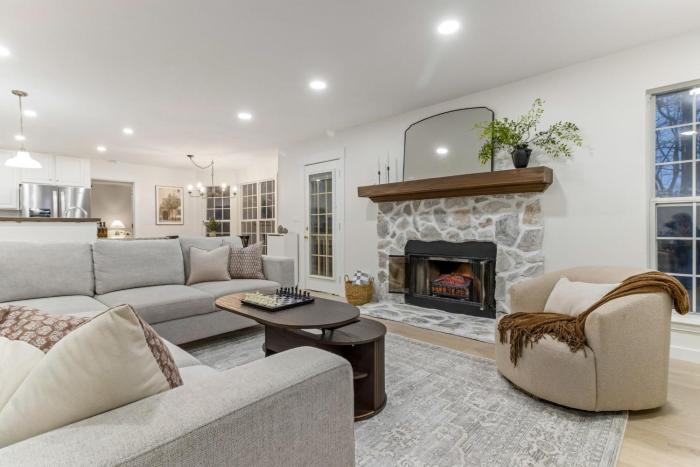 Sleeps 12 | 2 Kings w Ping-Pong, Gym, Arcade, BBQ