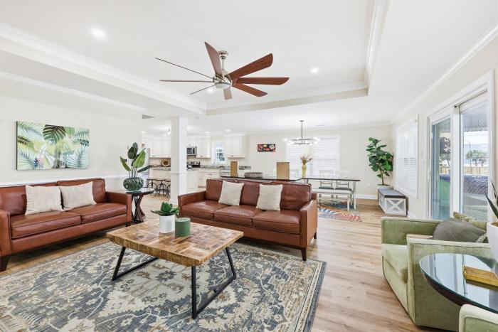 White Lotus Beach Retreat w Pool and Ocean Peek