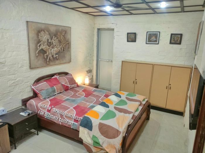 Ivory Room, AC, Smart TV, Ensuite, Independent Homestay