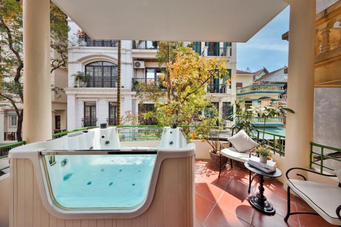 Spacious Balcony Jacuzzi house in Tay Ho