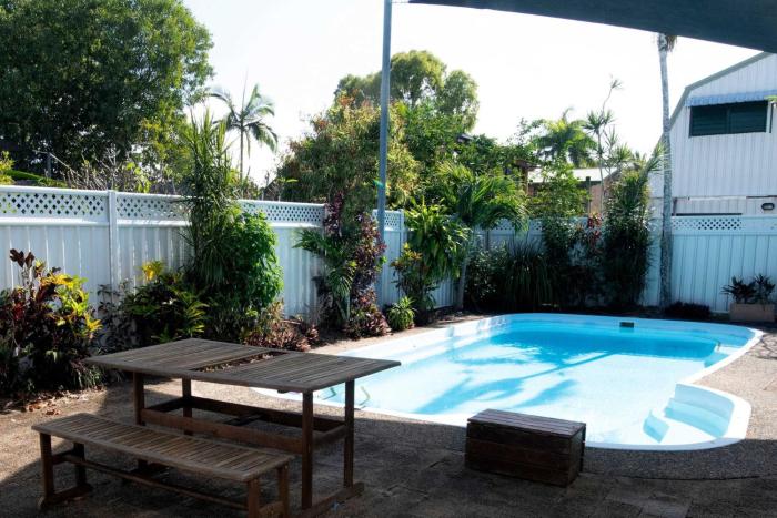 Kirrama 2 Pool across road to beach