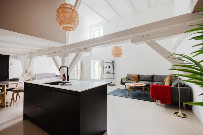 Luxe apartment by the marble church w balcony