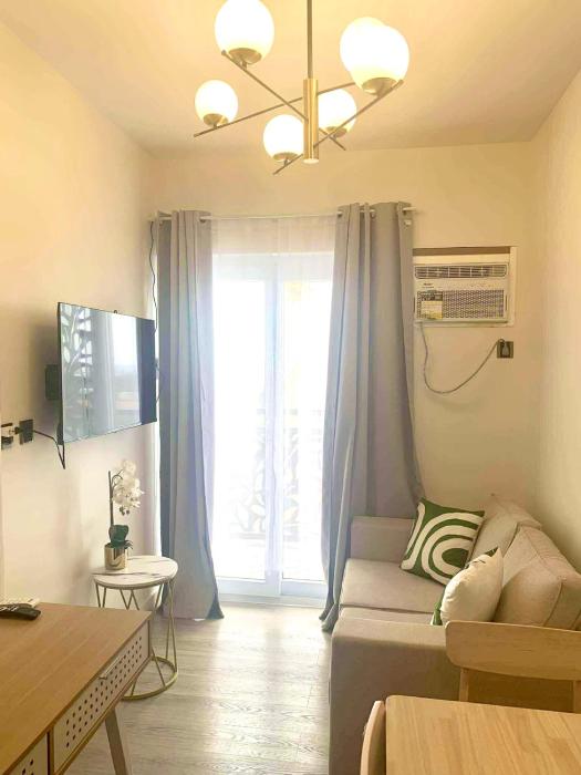 Cozy 1BR with Balcony, Sea View and Pool - Fast WiFi - Snug Sanctuary