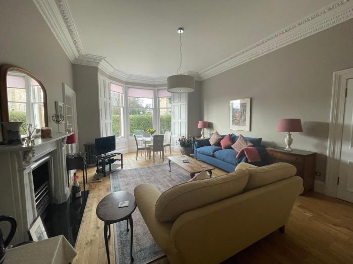 Victorian Apartment with car parking in driveway, Murrayfield