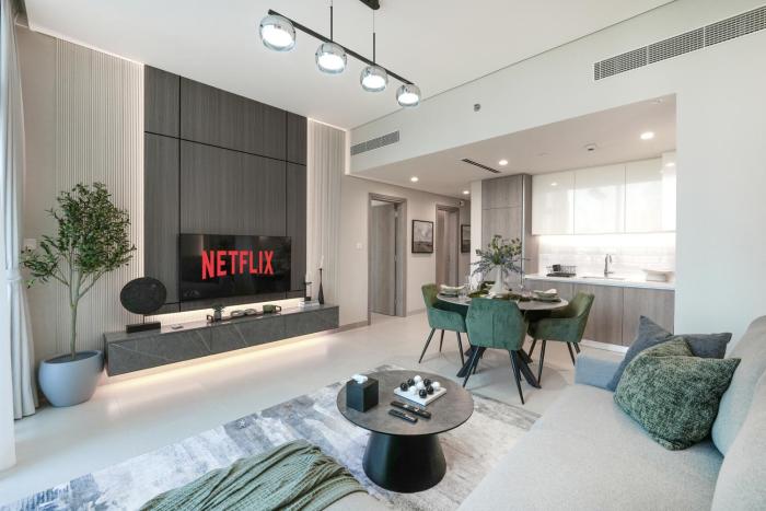 Designer Apt with Marina Views