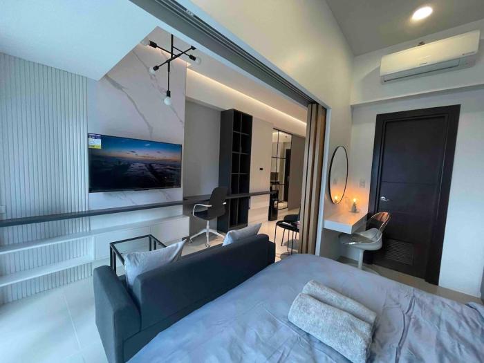 Lux 1BR Uptown Parksuites BGC 200mbps SmartTV