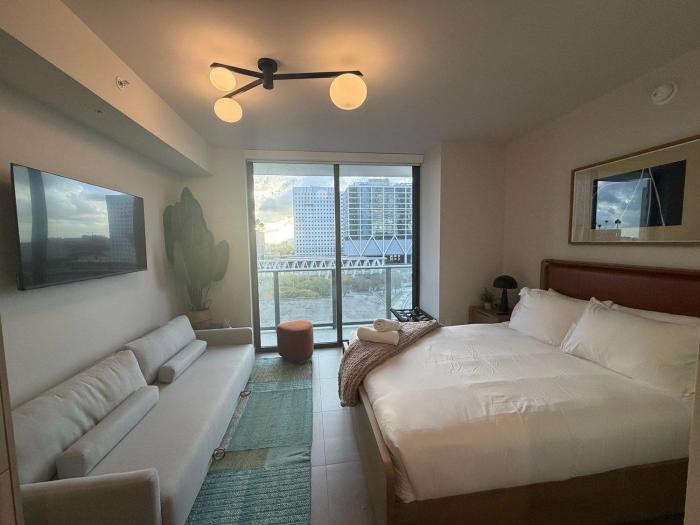 Luxury Downtown Miami Rooftop Pool & Views