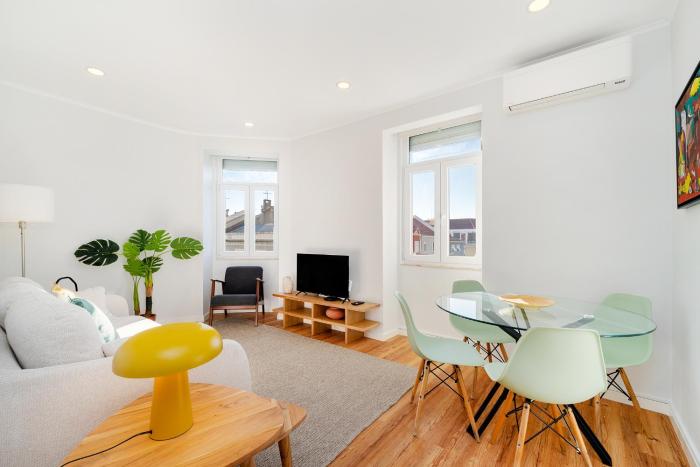 Stylish 2BR with Amazing Natural Light by Soulplaces