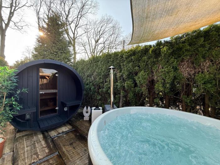 Luxe 8-Persoons Veluwe Wellness Chalet met Privé Jacuzzi & Sauna - Gemeenschappelijk Zwembad - Voorthuizen